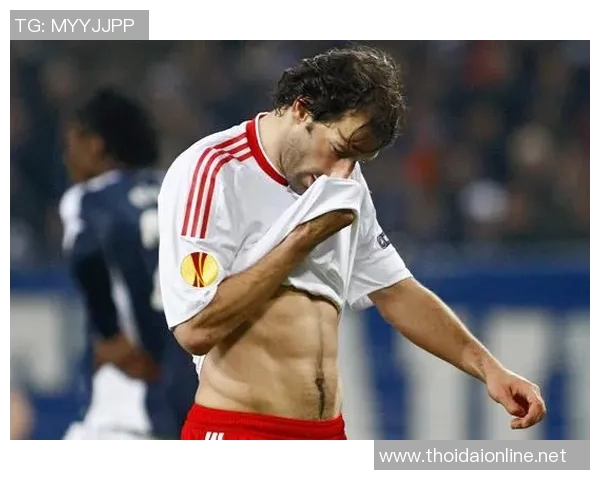 各国足球明星展现完美腹肌的魅力瞬间与健身秘诀分享 各国足球明星展现完美腹肌的魅力瞬间与健身秘诀分享