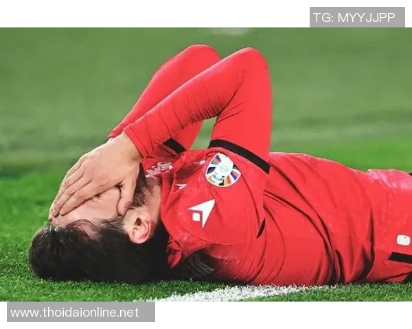 足球明星佩戴护具参加比赛展现安全意识与竞技精神的完美结合