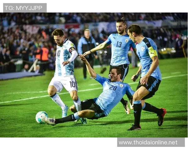 足球明星背后的超级粉丝揭秘他们如何影响球员的职业生涯与形象 足球明星背后的超级粉丝揭秘他们如何影响球员的职业生涯与形象