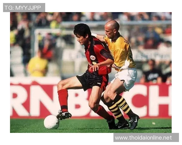 足球明星跳远瞬间展现运动魅力与激情的完美结合图片欣赏 足球明星跳远瞬间展现运动魅力与激情的完美结合图片欣赏